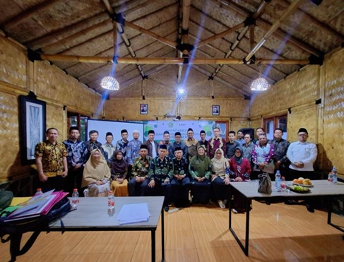 Suasana Rapat Evaluasi di Aula Berarsitektur Bambu